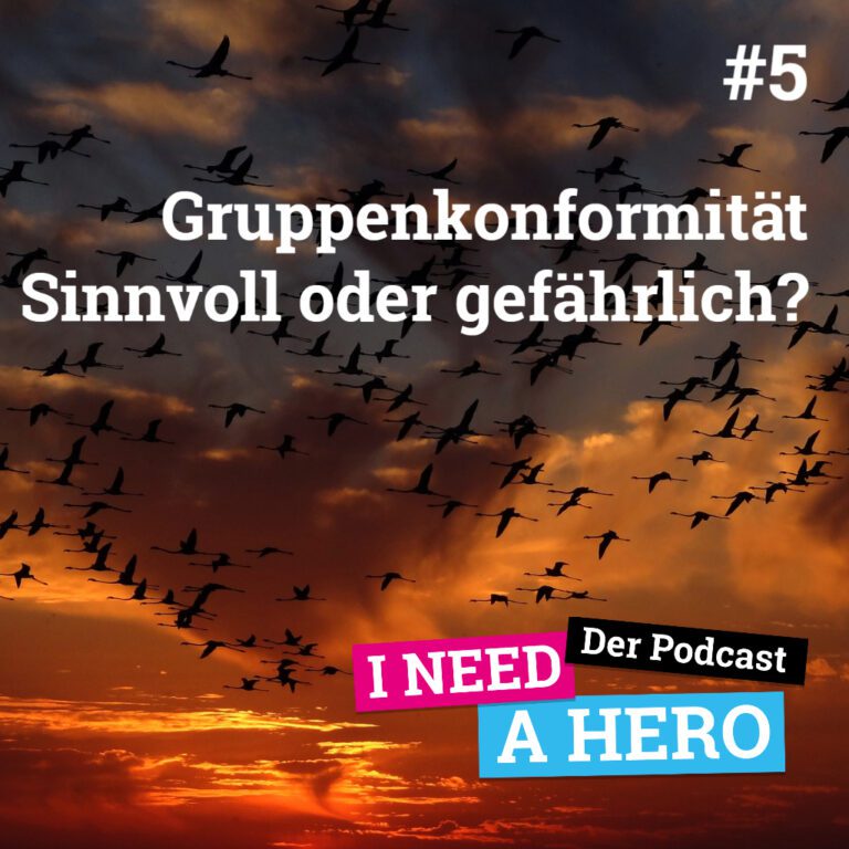 Vogelschwarm am Himmel bei Sonnenuntergang. Mittig Schriftzug "Gruppenkonformität Sinnvoll oder gefährlich?". Unten rechts Schriftzug in verschiedenen Farben: "I need a Hero - Der Podcast"