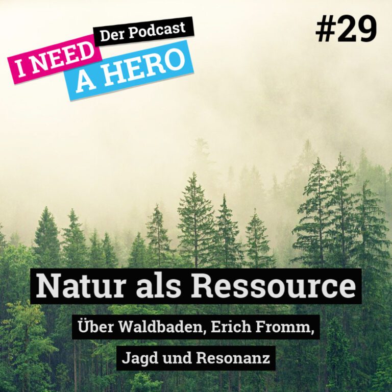 Wald im Nebel. Unten mittig Schriftzug "Natur als Ressource". Links oben Schriftzug in verschiedenen Farben: "I need a Hero - Der Podcast"
