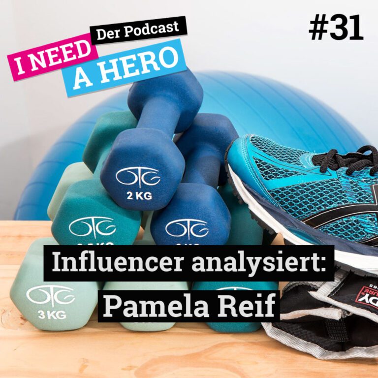 Blaue Hanteln gestapelt, daneben blaue Turnschuhe. Unten mittig Schriftzug "Influencer analysiert: Pamela Reif". Links oben Schriftzug in verschiedenen Farben: "I need a Hero - Der Podcast"