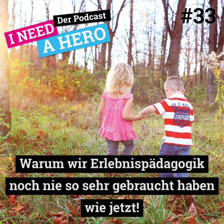 Rückansicht zwei Kinder im Wald. Unten mittig Schriftzug "Warum wir Erlebnispädagogik noch nie so sehr gebraucht haben wie jetzt!". Links oben Schriftzug in verschiedenen Farben: "I need a Hero - Der Podcast"