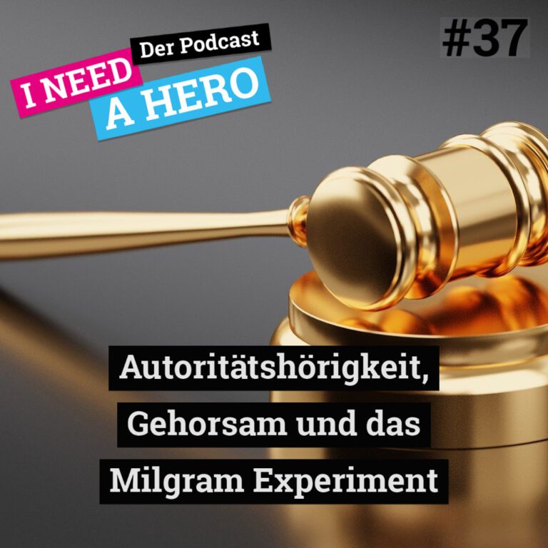 Nahaufnahme goldener Gerichtshammer. Unten mittig Schriftzug "Autoritätshörigkeit, Gehorsam und das Milgram Experiment". Links oben Schriftzug in verschiedenen Farben: "I need a Hero - Der Podcast"
