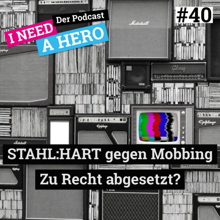 Verschiedene Radios, Verstärker und Fernsehgeräte in schwarz-weiß. Unten mittig Schriftzug "STAHL:HART gegen Mobbing zu Recht abgesetzt?". Links oben Schriftzug in verschiedenen Farben: "I need a Hero - Der Podcast"