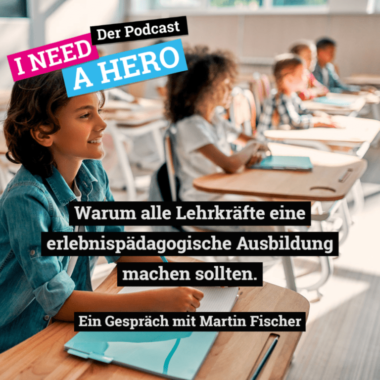 Schüler an ihren Tischen im Klassenraum. Unten mittig Schriftzug "Warum alle Lehrkräfte eine erlebnispädagogische Ausbildung machen sollten". Links oben Schriftzug in verschiedenen Farben: "I need a Hero - Der Podcast"