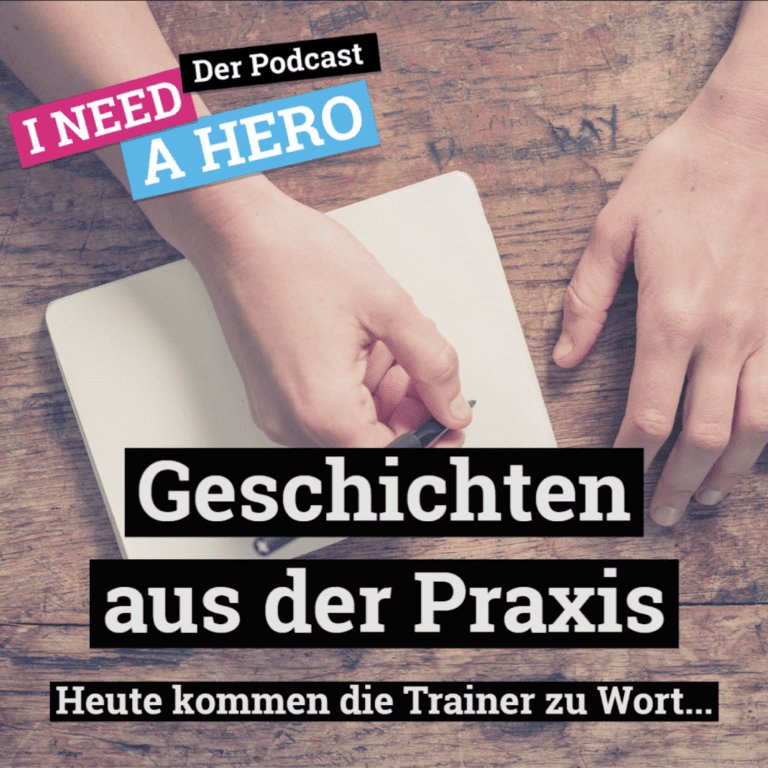 Zwei Hände auf Holztisch, die eine schreibt in ein Notizbuch. Unten mittig Schriftzug "Geschichten aus der Praxis. Heute kommen die Trainer zu Wort". Links oben Schriftzug in verschiedenen Farben: "I need a Hero - Der Podcast"