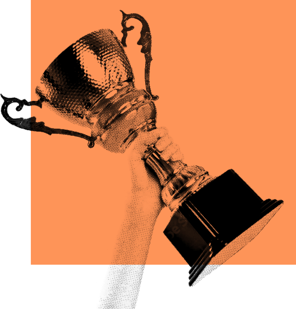 Pokal auf orangenem Grund wird von einer triumphal gestikulierenden Hand empor gehalten.