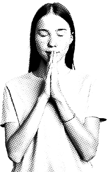 Mädchen mit geschlossenen Augen in schwarz-weiß hält die Hände vor ihrem Mund zusammenlegt.
