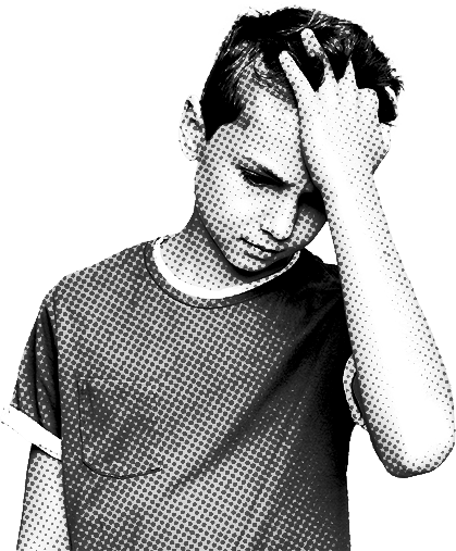 Junge in schwarz-weiß greift sich verzweifelt blickend ins Haar.