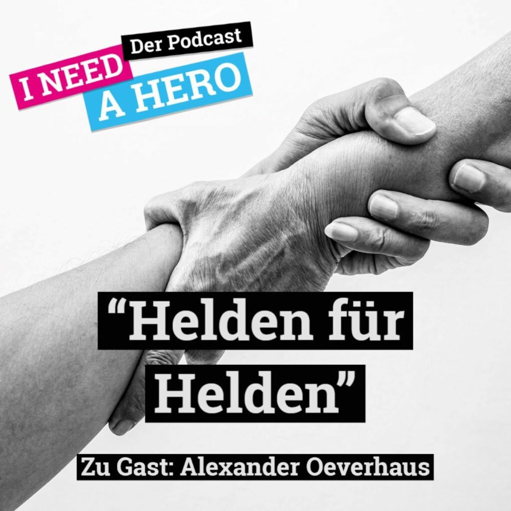 Zwei Arme greifen nach einander auf weißem Hintergrund. Unten mittig Schriftzug "Helden für Helden". Links oben Schriftzug in verschienenen Farben: "I need a Hero - Der Podcast"