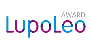 Logo mit dem blau-lila Schriftzug "LupoLeo Award" auf weißem Hintergrund