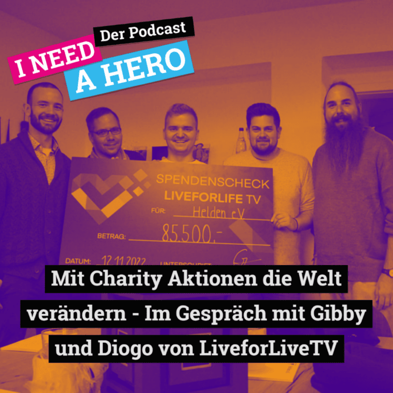 Fünf Personen die lächelnd einen Spendencheck hochhalten im Hintergrund. Im Vordergrund unten Schriftzug "Mit Charity Aktionen die Welt Verändern - Im Gespräch mit Gibby und Diogo von LiveForLifeTV". Links oben Schriftzug in verschiedenen Farben: "I need a Hero - Der Podcast"