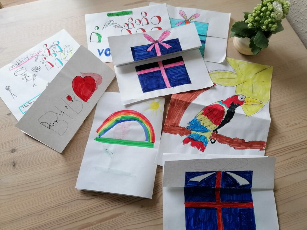 Eine Sammlung von Briefen von teilnehmenden Kindern.