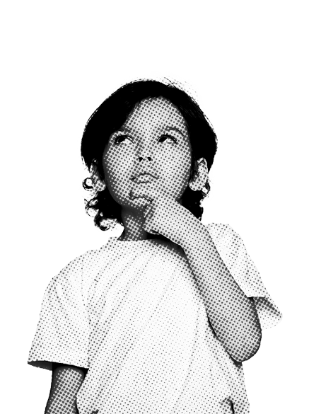 Schwarzweiss Foto von Kind welches über etwas nachdenkt