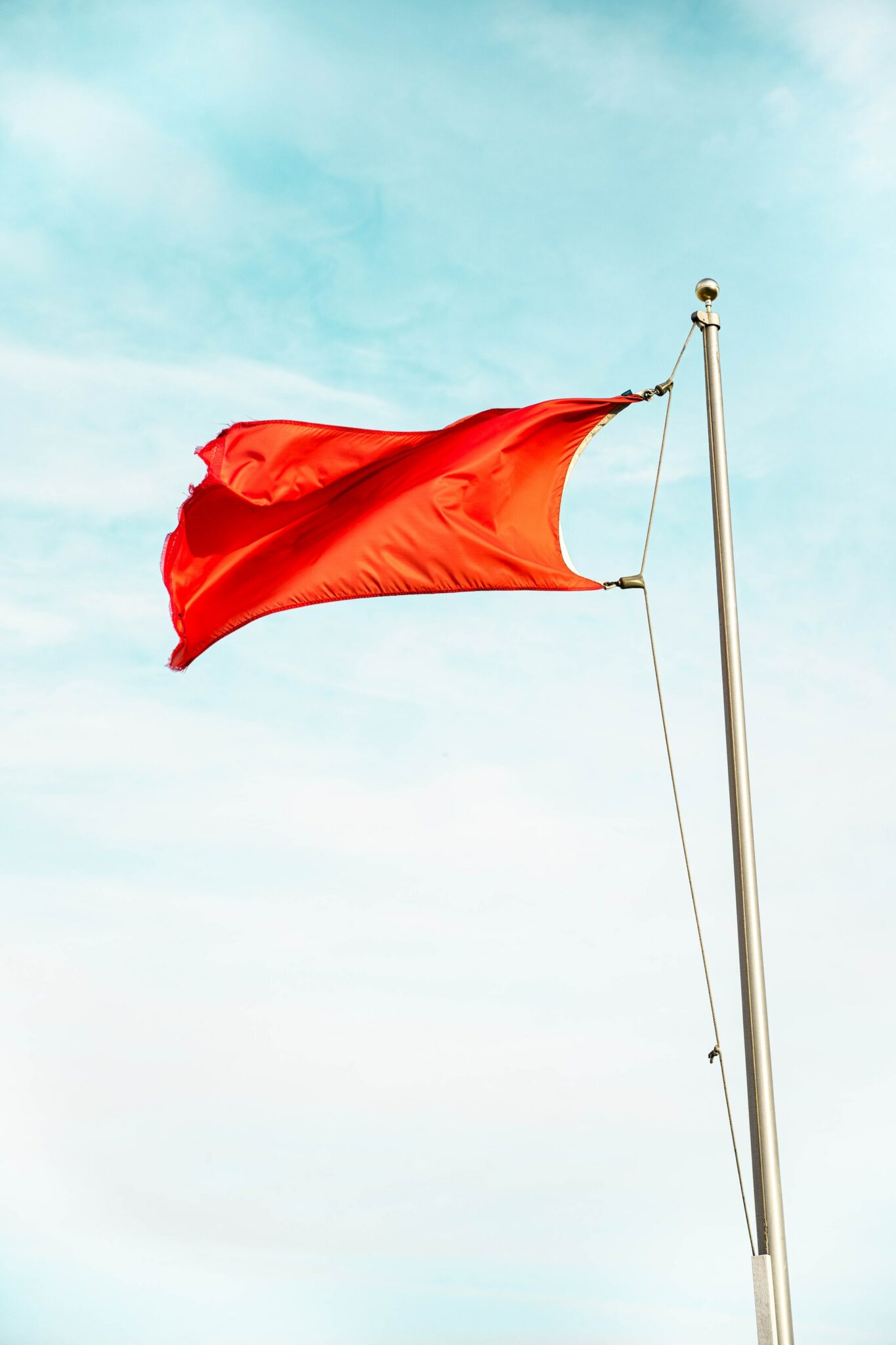 Eine rote Flagge.