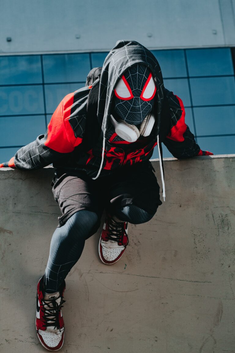 Kind als Spiderman verkleidet.