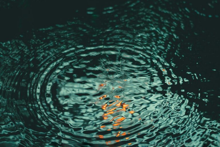 Eine unklare Reflektion in einer Wasseroberfläche.