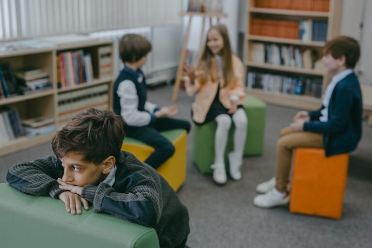 Die Folgen von Mobbing. Ein Schüler wird ausgegrenzt.