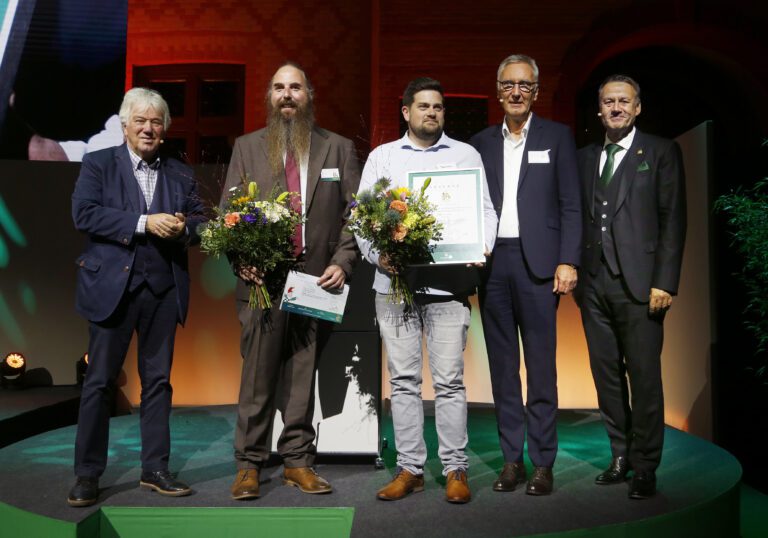 Thorsten und Sven vom Helden e.V. nehmen den HanseMerkur Preis für Kinderschutz entgegen.
