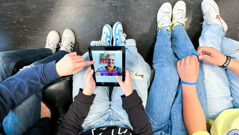 Mobiler pädagogischer Escape Room zum Thema Cybermobbing. Schüler schauen auf ein Tablet.