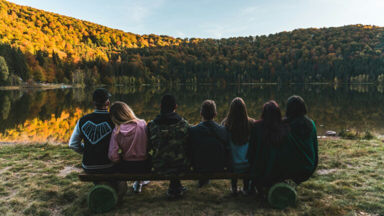 Freunde vor einem See in der Natur