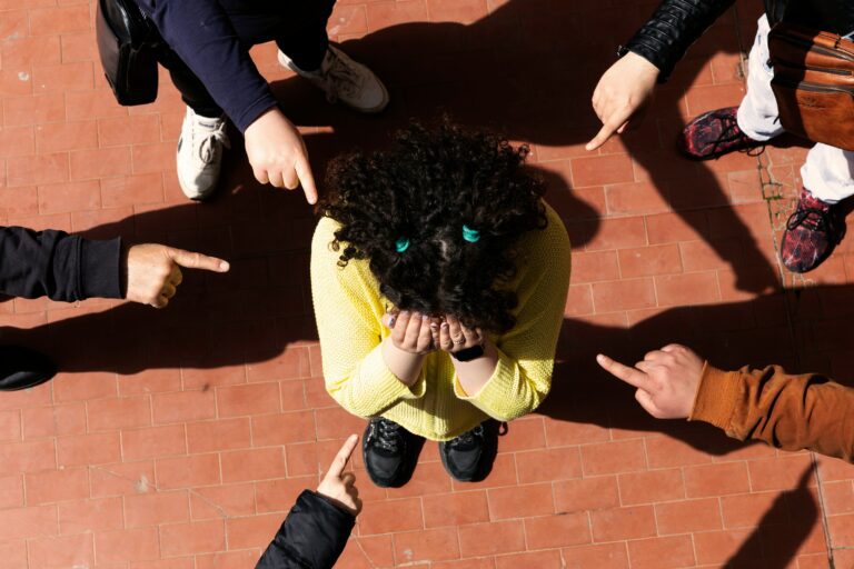 Outcast Außenseiter Mobbing Sinnbild