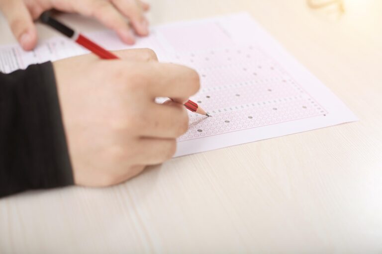 Schüler sitzt mit Prüfungsangst in einem Test.
