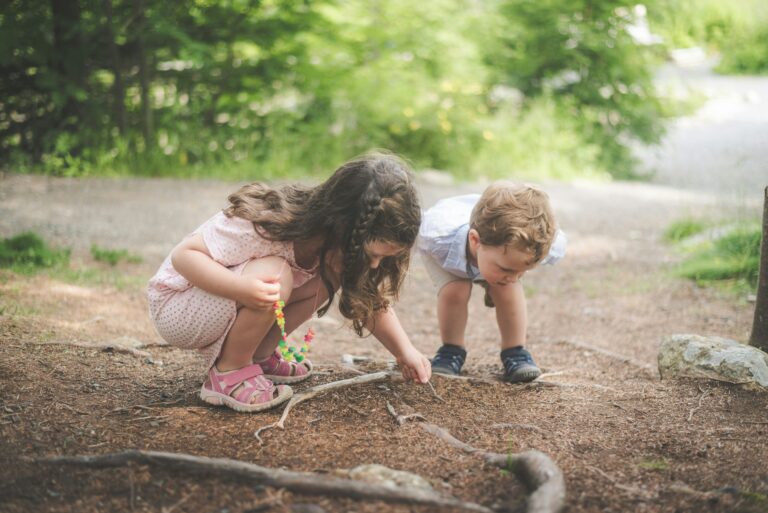 Kinder lernen in der Natur Bild